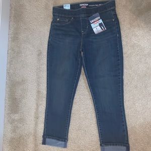 Levi’s Mid-Rise Cropped Jeans